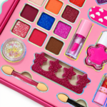 Détail des couleurs de maquillage et applicateurs